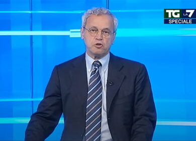 Mentana conduce il TgLa7 con i suoi cani. Ma sui social c’è chi fa polemica