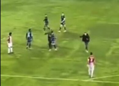 Follia a Sivas, tifoso turco entra in campo e sferra un pugno al giocatore della Fiorentina. VIDEO