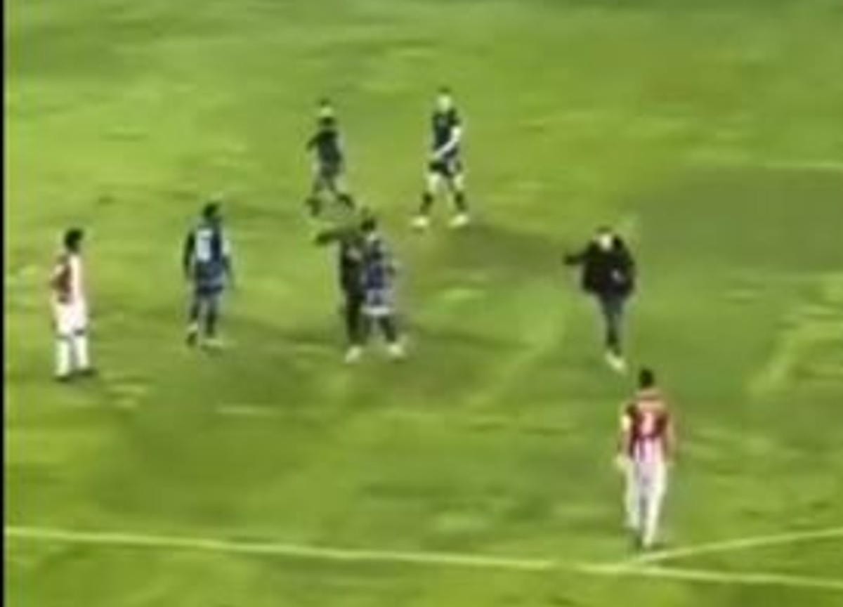 Galleria foto 'Follia a Sivas, tifoso turco entra in campo e sferra un pugno al giocatore della Fiorentina. VIDEO' - foto 1