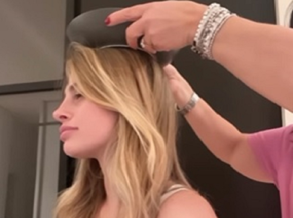 Chiara Nasti si cosparge d’olio contro il malocchio