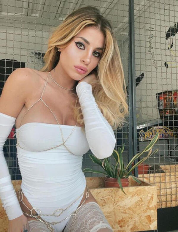 Chiara Nasti si cosparge d’olio contro il malocchio