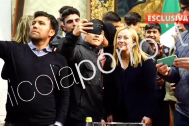 Porro ci prende gusto, dopo il karaoke i selfie di Meloni a Cutro-VIDEO