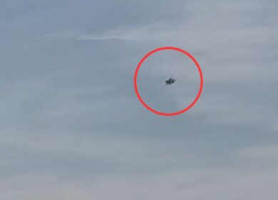 Due caccia sorvolano il cielo di Milano. VIDEO