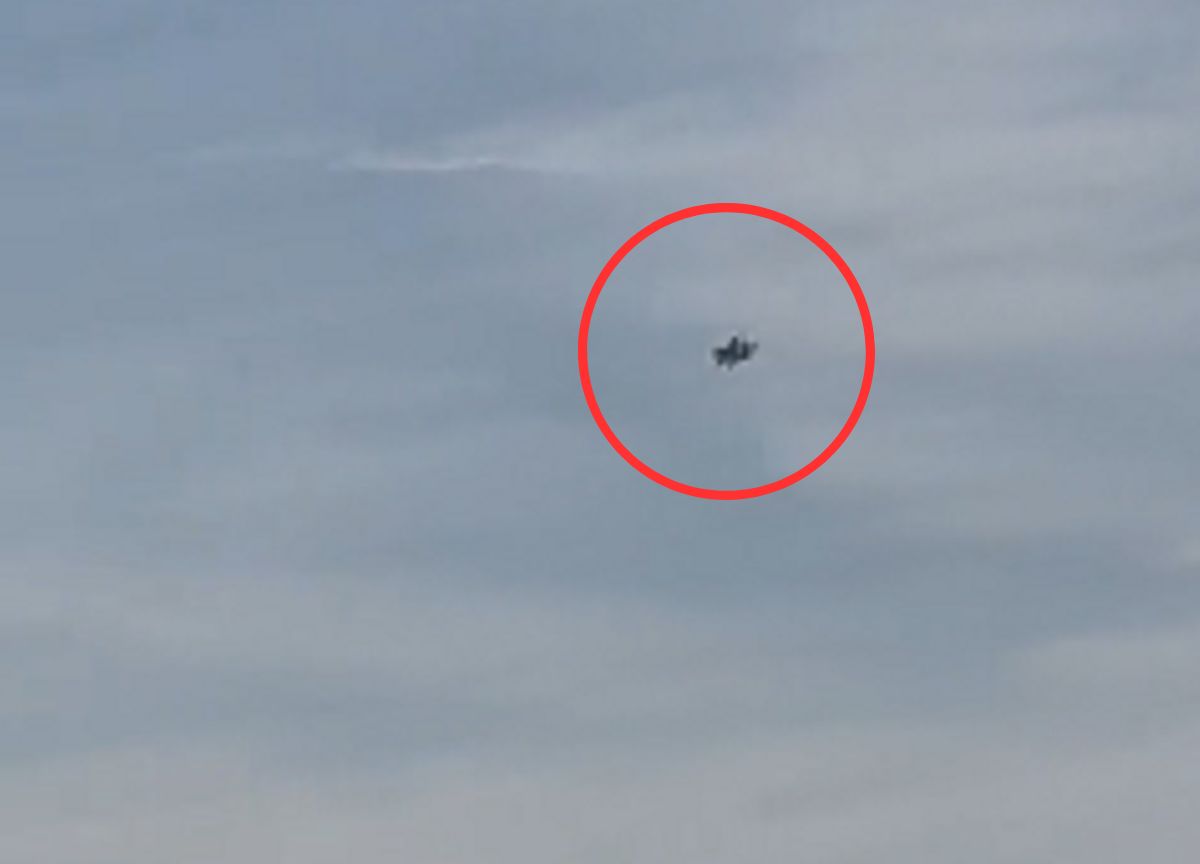 Due caccia sorvolano il cielo di Milano. VIDEO Due caccia sorvolano il cielo di Milano. VIDEO