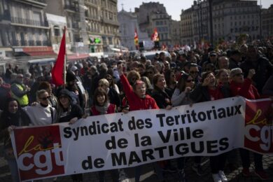 Pensioni, ancora scontri in Francia. Strade bloccate e raffinerie in sciopero