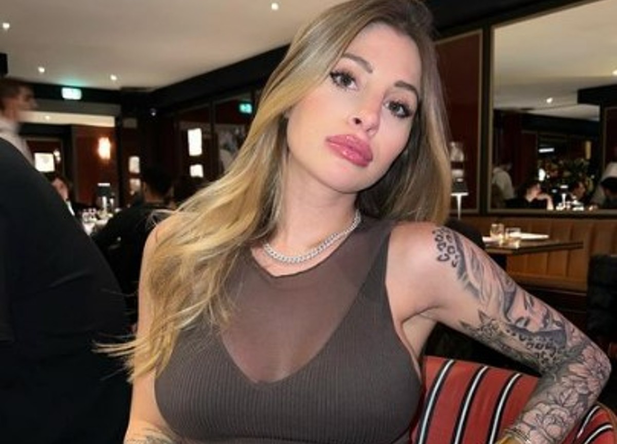 Chiara Nasti si cosparge d’olio contro il malocchio