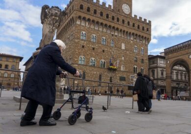 Firenze, attivisti imbrattano Palazzo Vecchio. 5 mila litri d’acqua per pulire