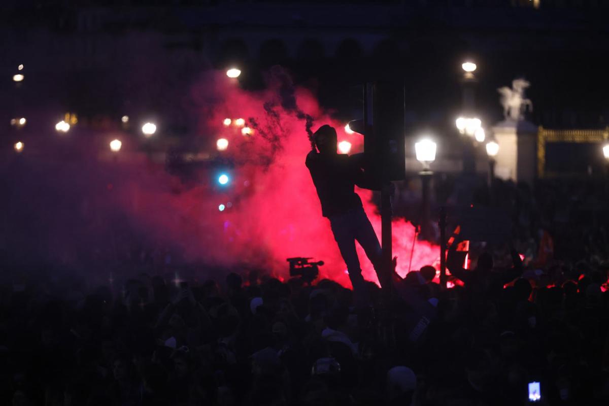 Parigi nel caos: scontri, barricate e fuoco. Macron rischia il voto anticipato Parigi nel caos: scontri, barricate e fuoco. Macron rischia il voto anticipato