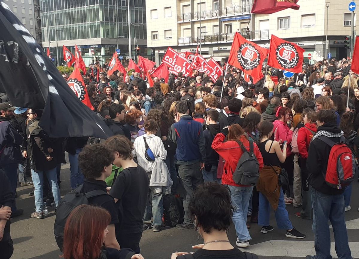Corteo antifascista da piazzale Loreto: fumogeni e cori contro il Governo Corteo antifascista da piazzale Loreto: fumogeni e cori contro il Governo