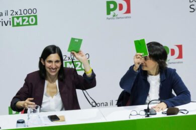 Serracchiani si appollaia vicino alla Schlein. E fa la finta tonta sul suo passato renziano