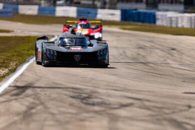 Il Team PEUGEOT TotalEnergies al via della 1000 miglia di Sebring
