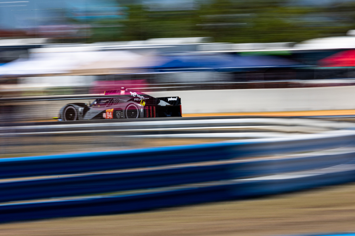 Il Team PEUGEOT TotalEnergies al via della 1000 miglia di Sebring