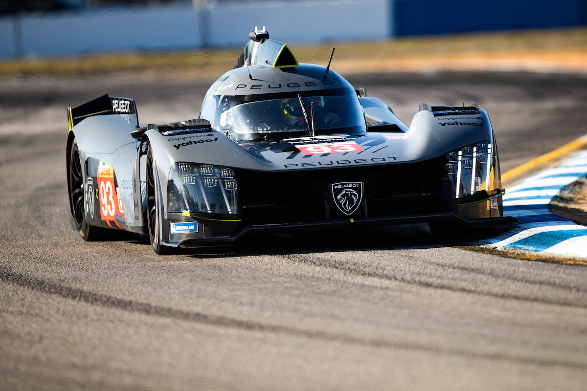 Il Team PEUGEOT TotalEnergies al via della 1000 miglia di Sebring