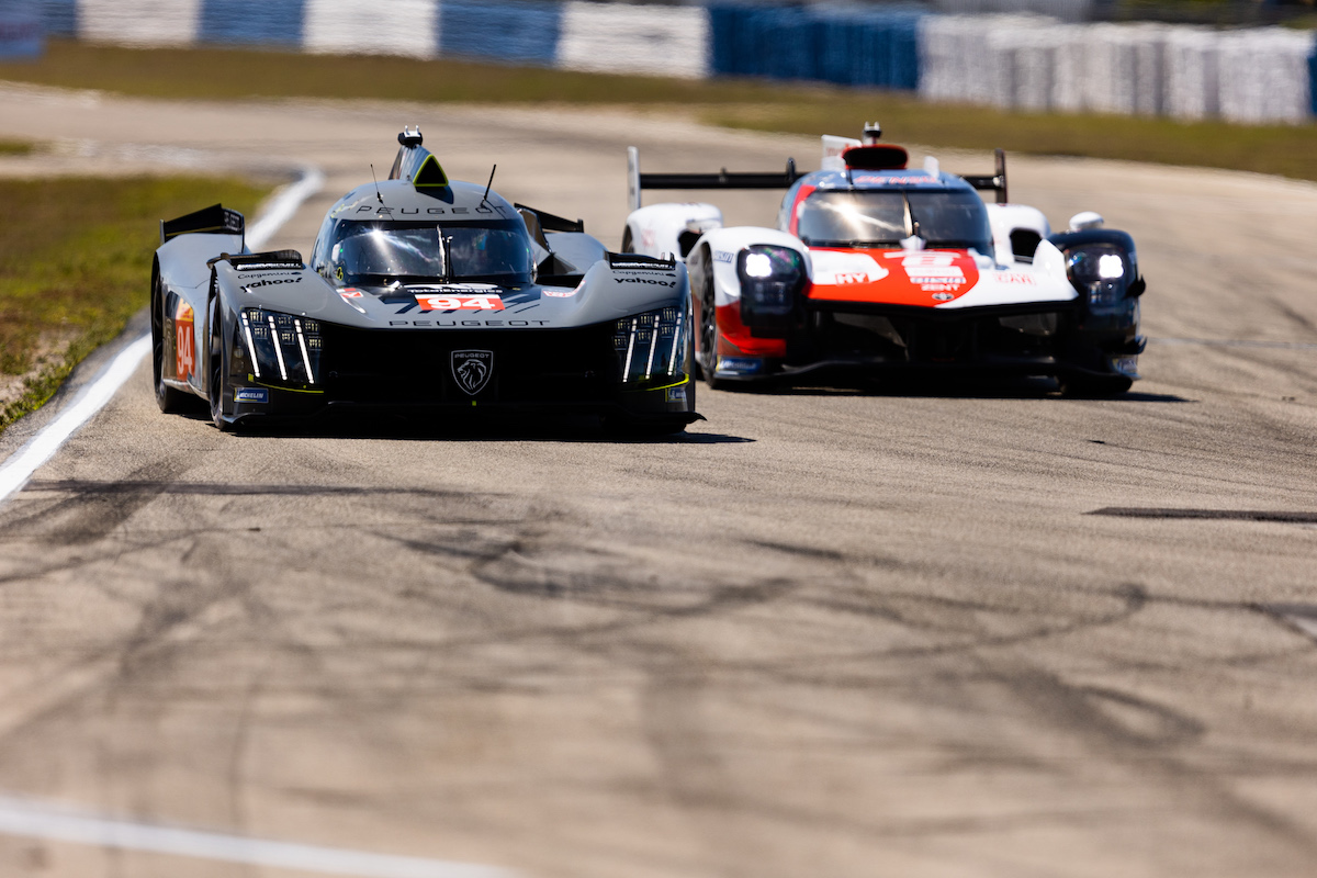Il Team PEUGEOT TotalEnergies al via della 1000 miglia di Sebring
