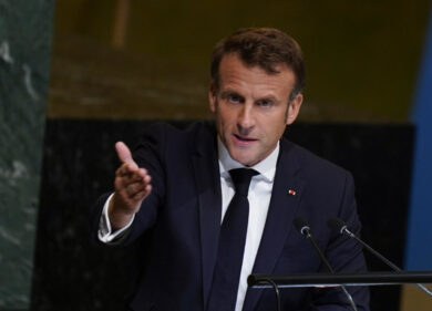 Francia, altra notte di fuoco a Parigi. A difendere Macron resta solo… Musk