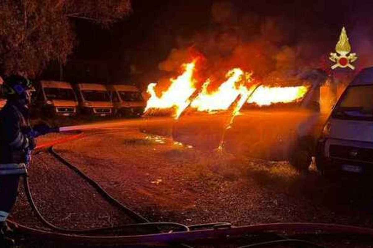 Roma, bruciano 22 scuolabus in via Ostiense. Indagini per accertare le cause Roma, bruciano 22 scuolabus in via Ostiense. Indagini per accertare le cause