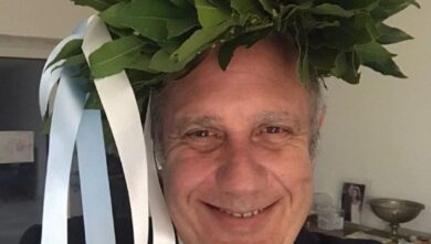 Federico Moccia si laurea con una tesi su se stesso: i social lo massacrano