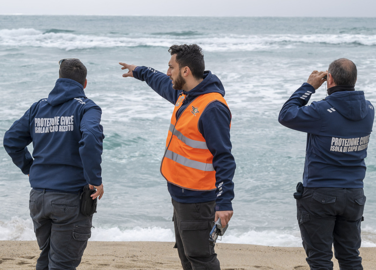 Cutro, il grosso zaino nero degli scafisti: “Conteneva un milione di euro” Cutro, il grosso zaino nero degli scafisti: “Conteneva un milione di euro”