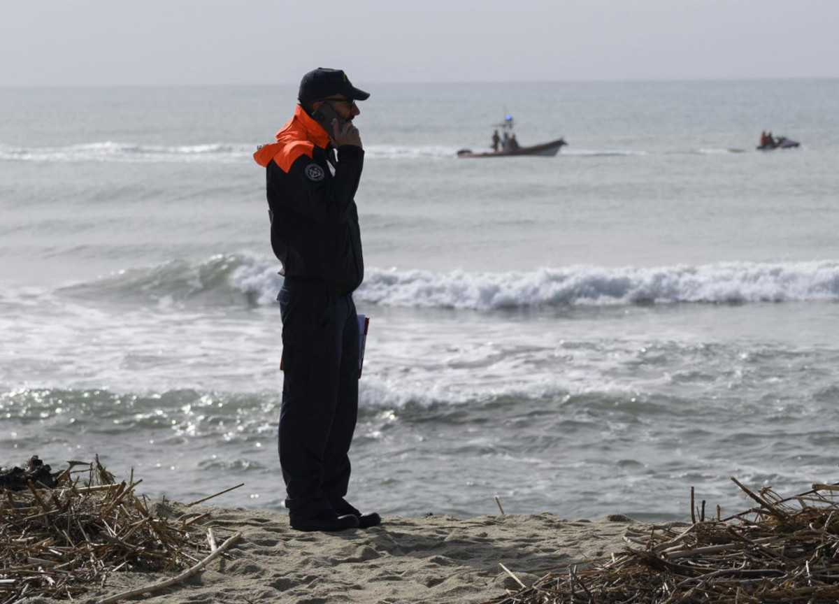 Cutro, il grosso zaino nero degli scafisti: “Conteneva un milione di euro” Cutro, il grosso zaino nero degli scafisti: “Conteneva un milione di euro”