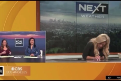 Malore durante il tg, la giornalista si accascia e cade dalla sedia. VIDEO