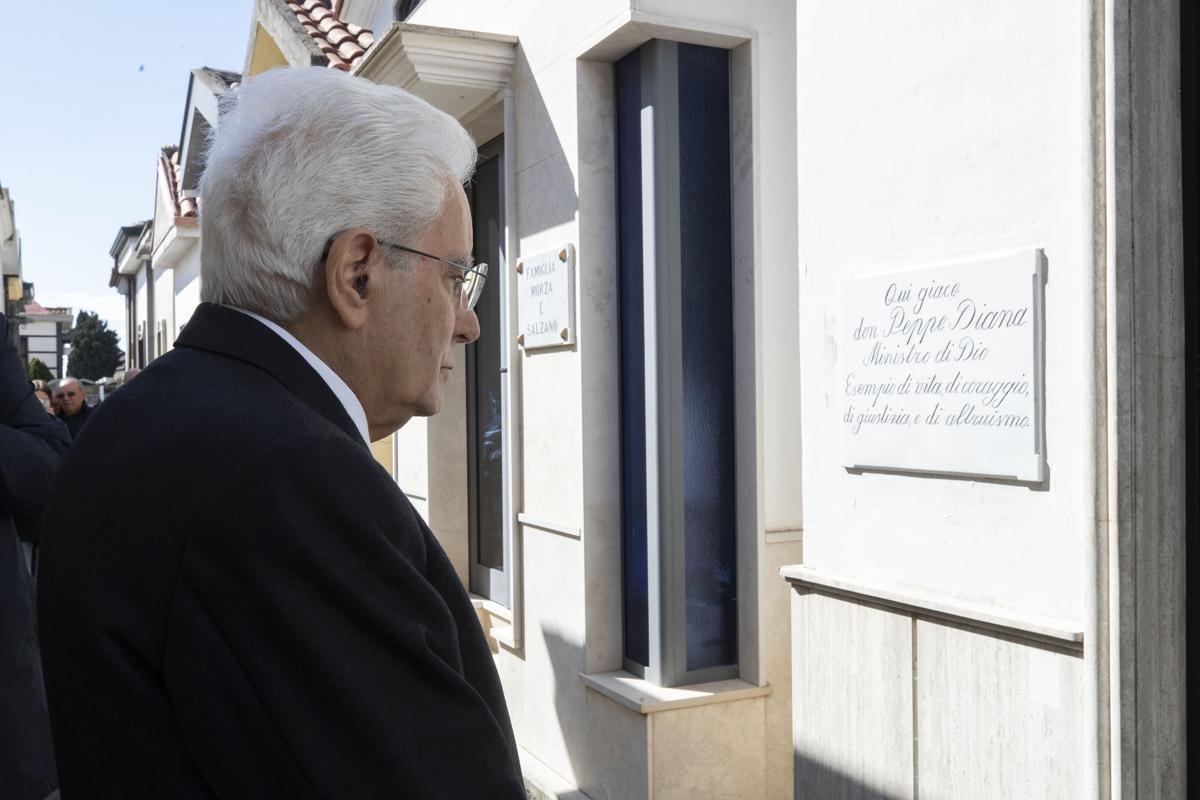 Mattarella: “Battere la mafia è possibile. Don Diana un eroe dei nostri tempi”