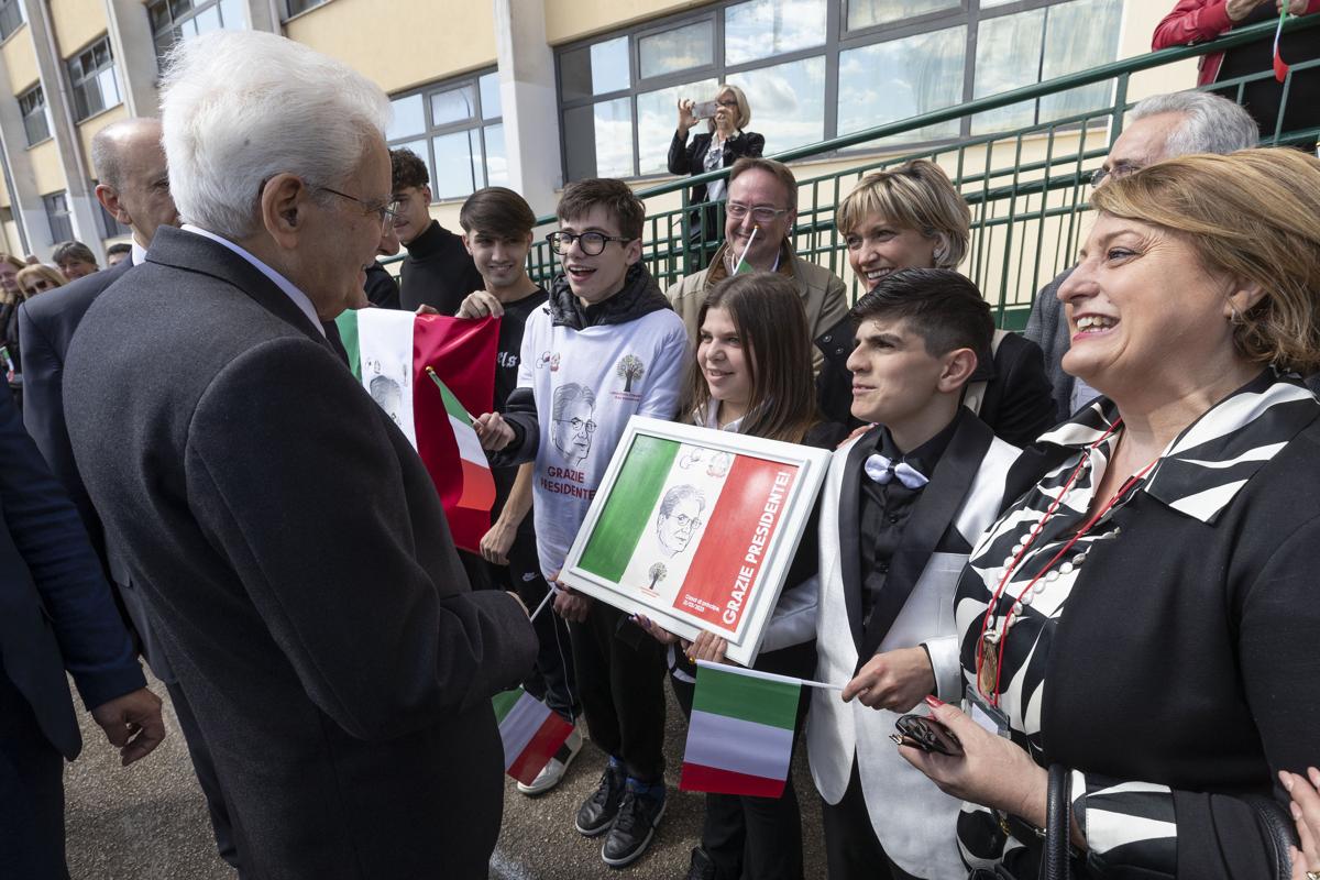 Mattarella: “Battere la mafia è possibile. Don Diana un eroe dei nostri tempi”