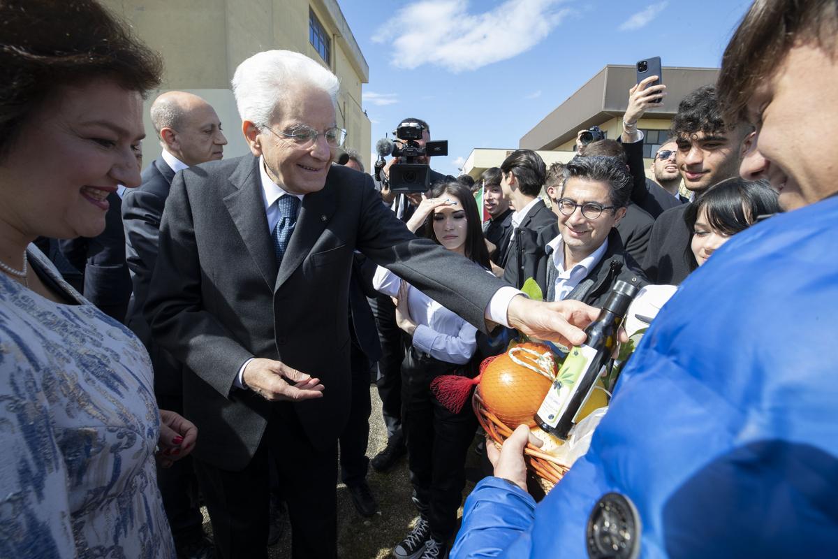 Mattarella: “Battere la mafia è possibile. Don Diana un eroe dei nostri tempi”