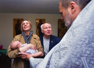 Acido al posto dell’acqua santa: bambina di 8 mesi finisce in ospedale