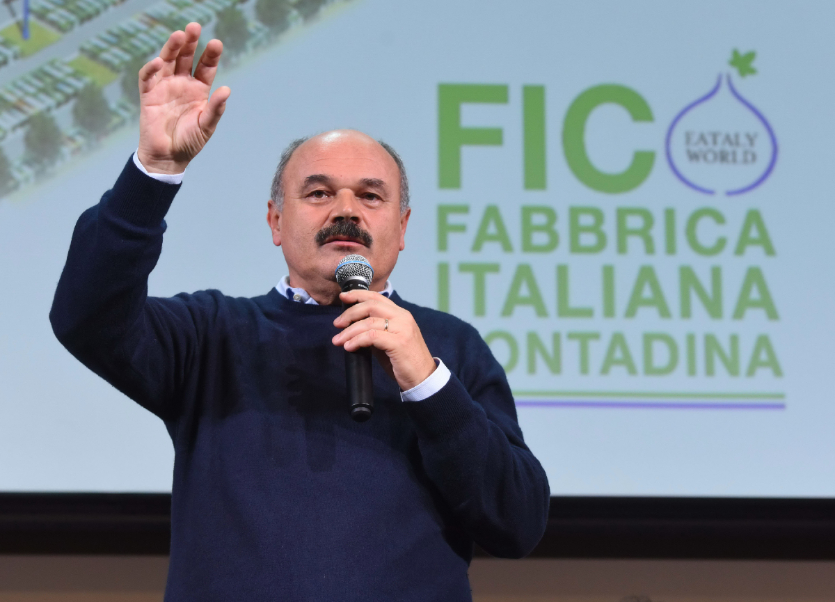 Galleria foto 'Panino, birra e rutto: Farinetti sogna gli ultras Bologna per rilanciare FICO' - foto 1