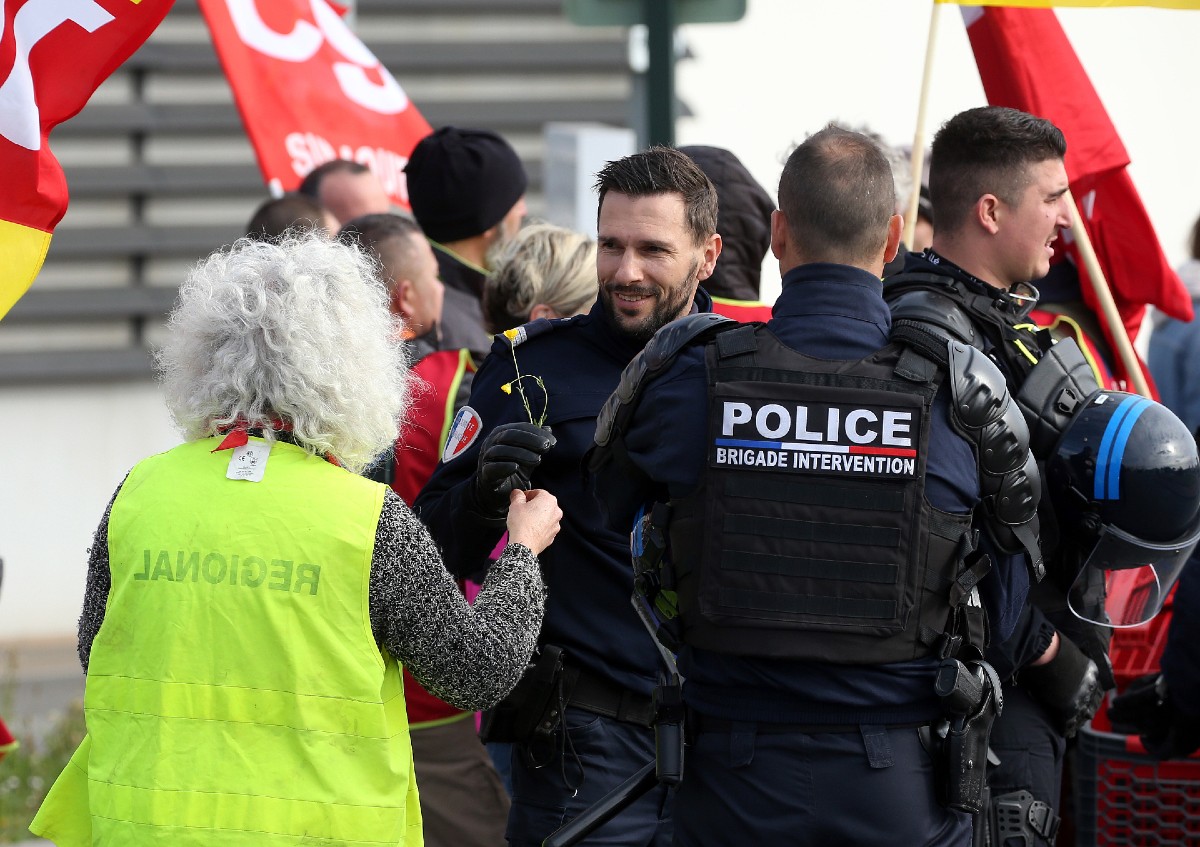 Francia, cittadini furiosi contro la riforma pensioni: oltre 200 arresti Francia, cittadini furiosi contro la riforma pensioni: oltre 200 arresti