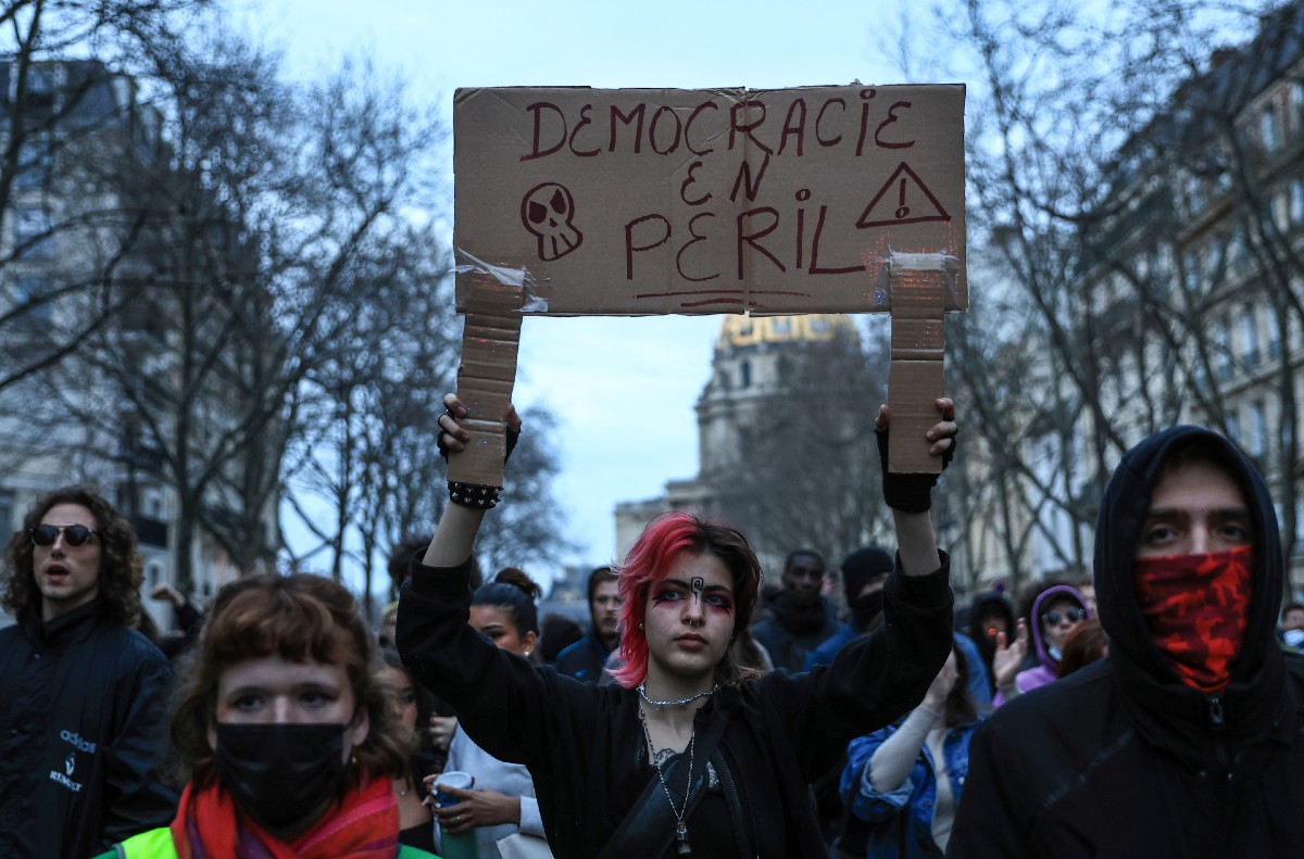Francia, cittadini furiosi contro la riforma pensioni: oltre 200 arresti Francia, cittadini furiosi contro la riforma pensioni: oltre 200 arresti