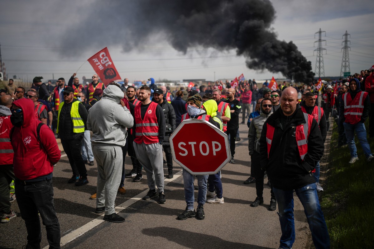 Francia, cittadini furiosi contro la riforma pensioni: oltre 200 arresti Francia, cittadini furiosi contro la riforma pensioni: oltre 200 arresti