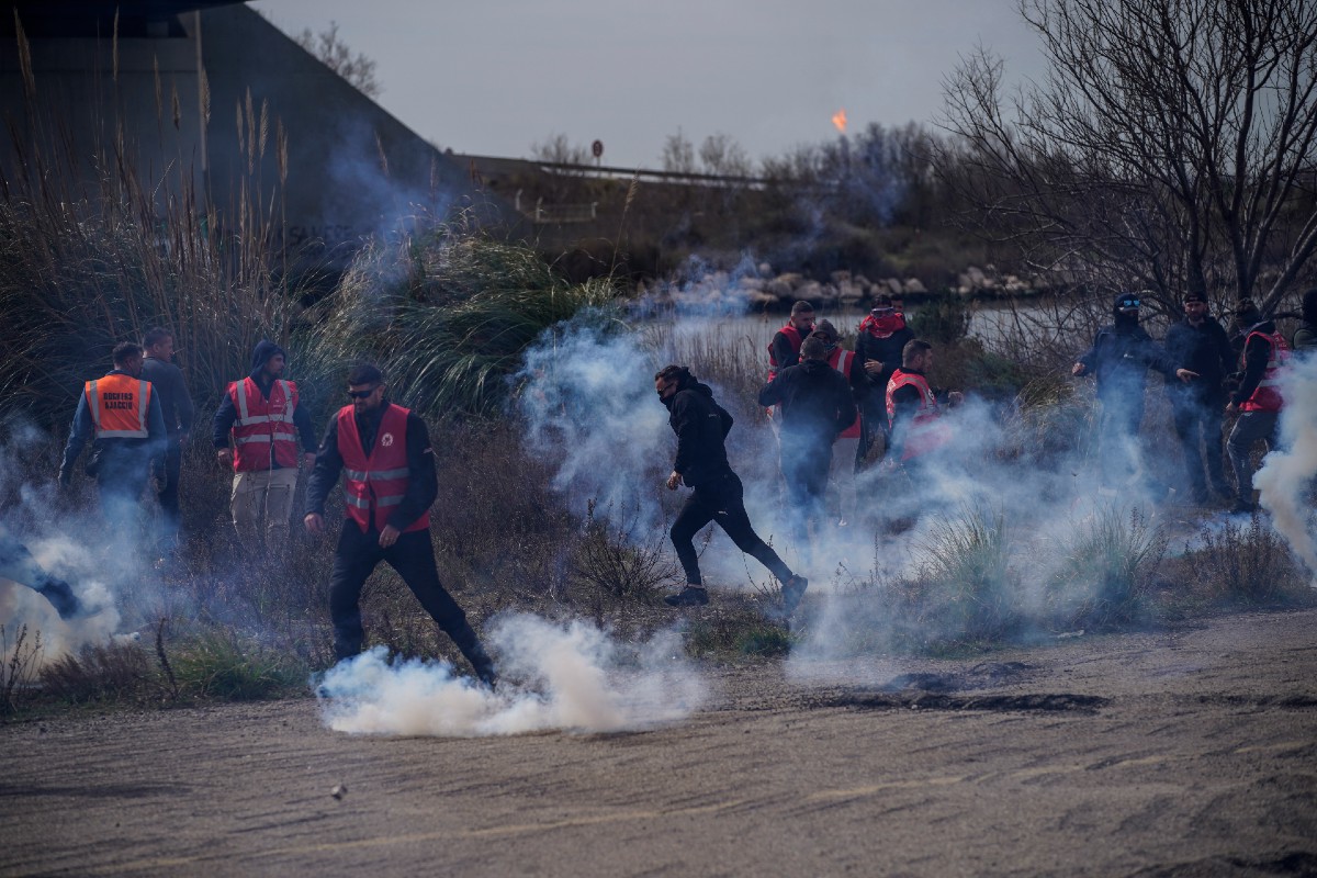 Francia, cittadini furiosi contro la riforma pensioni: oltre 200 arresti Francia, cittadini furiosi contro la riforma pensioni: oltre 200 arresti