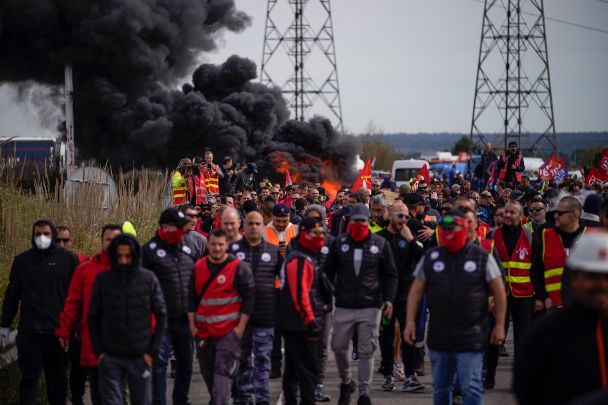 Francia, cittadini furiosi contro la riforma pensioni: oltre 200 arresti Francia, cittadini furiosi contro la riforma pensioni: oltre 200 arresti
