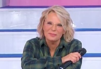 “Fammela vedere”. Maria De Filippi finisce a terra, è bufera a Uomini e Donne