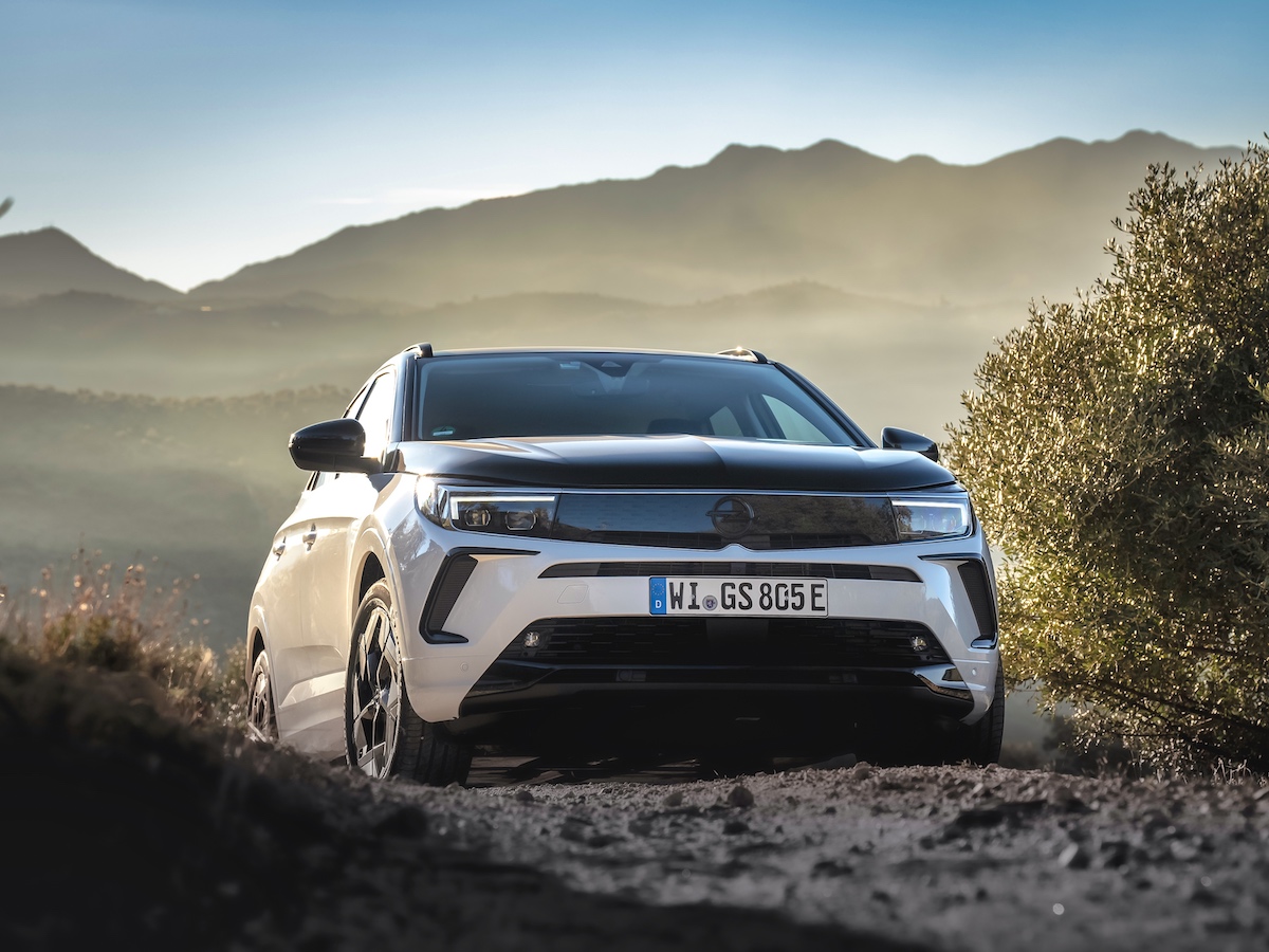 Opel Grandland GSe, prestazioni sportive con trazione e-AWD e stile SUV Opel Grandland GSe, prestazioni sportive con trazione e-AWD e stile SUV