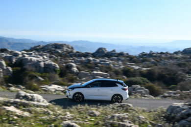Opel Grandland GSe, prestazioni sportive con trazione e-AWD e stile SUV