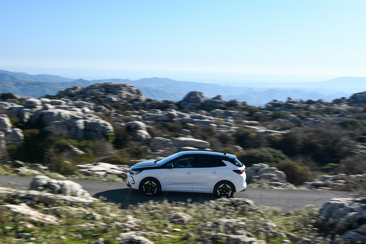 Opel Grandland GSe, prestazioni sportive con trazione e-AWD e stile SUV Opel Grandland GSe, prestazioni sportive con trazione e-AWD e stile SUV