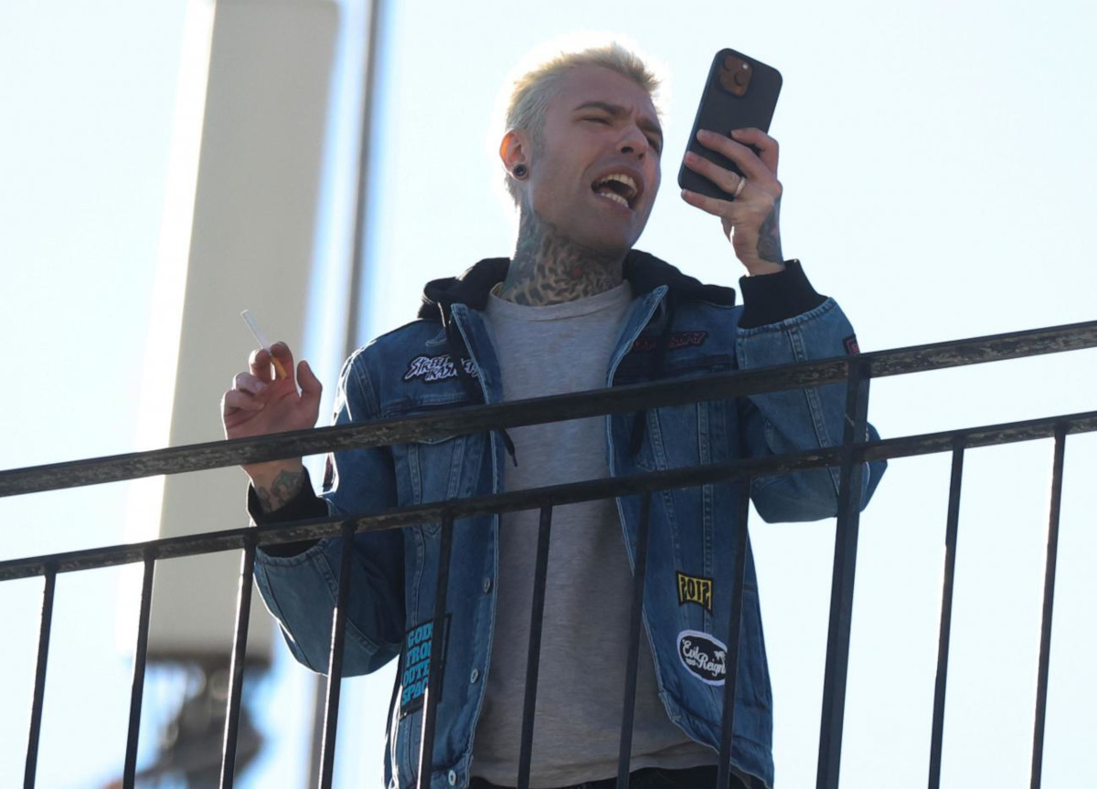 Fedez e la nave Ong: “Con sopra la mia faccia”. I migranti ora sono al sicuro Fedez e la nave Ong: “Con sopra la mia faccia”. I migranti ora sono al sicuro