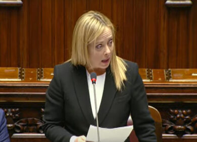 Meloni: “Non lasciamo morire i bimbi”. Sì alla risoluzione di maggioranza