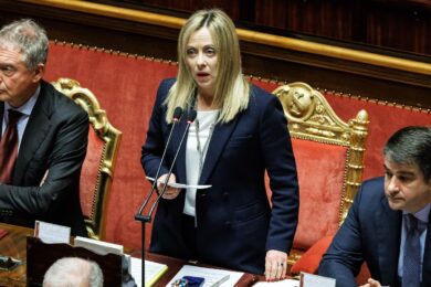 Meloni, stop alla retorica dell’essere madre: servono soluzioni sui migranti