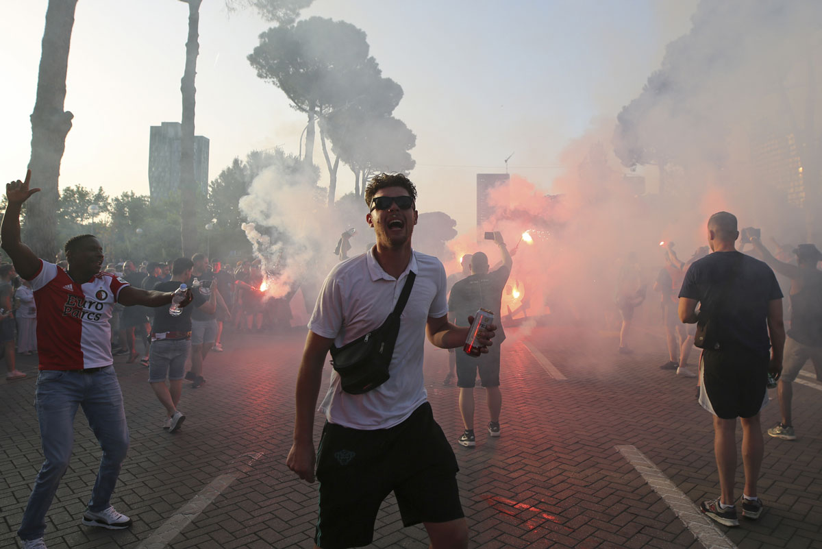Maglia Hitlerson 88 al derby Lazio-Roma: identificato il tifoso, è un tedesco Maglia Hitlerson 88 al derby Lazio-Roma: identificato il tifoso, è un tedesco
