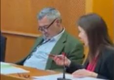 L’eurodeputato di FdI si addormenta in commissione. VIDEO