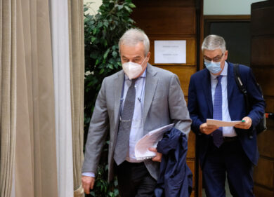 Covid, “il Cts è una mafia. Livello sconcertante”. Chat tra Rezza e Brusaferro