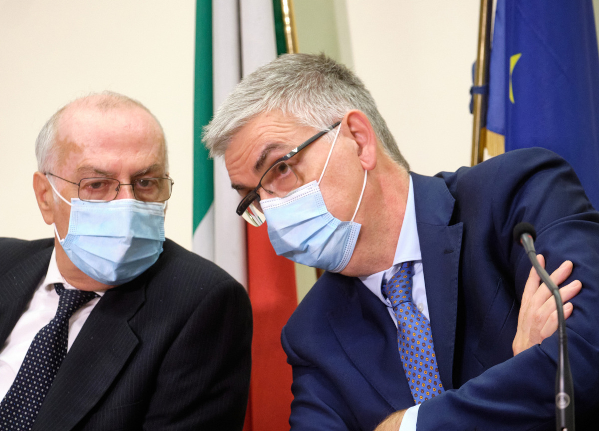 Covid, “il Cts è una mafia. Livello sconcertante”. Chat tra Rezza e Brusaferro