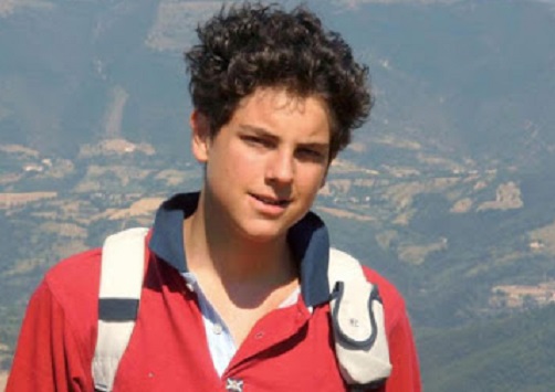 La foto della salma di Acutis a scuola: alunni sotto choc. Ira dei genitori