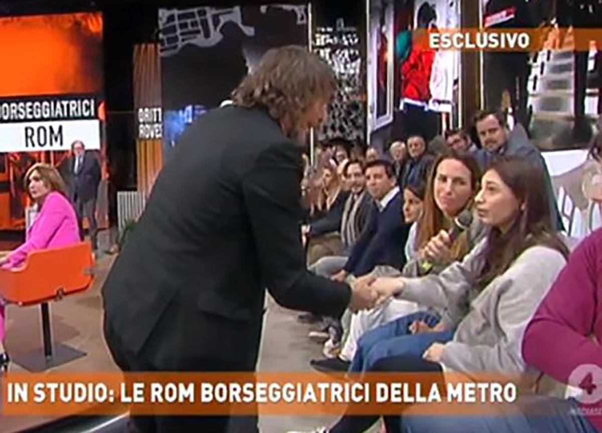 Dritto e Rovescio, Cruciani show bacia la mano della ladra: “Cambia vita” Dritto e Rovescio, Cruciani show bacia la mano della ladra: “Cambia vita”