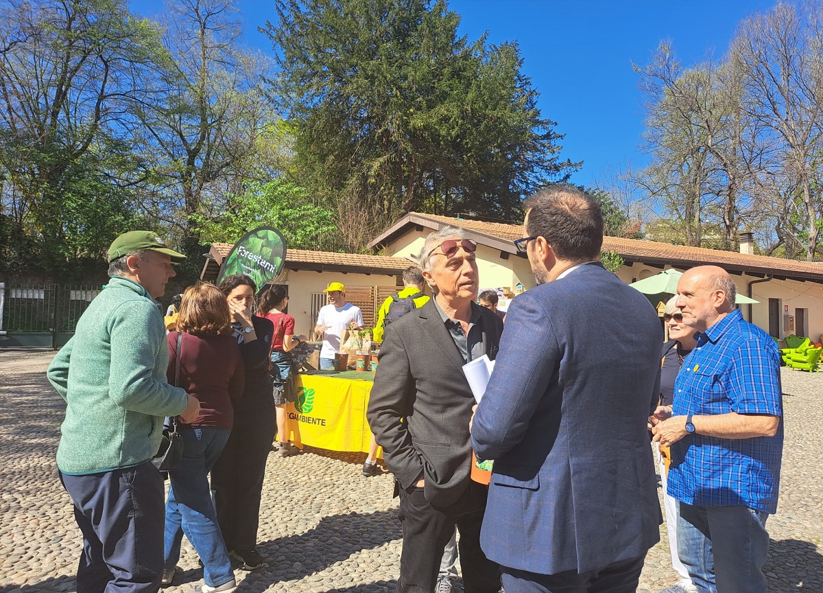 2500 piante per il verde urbano: cittadini in prima linea con “Custodiscimi” 2500 piante per il verde urbano: cittadini in prima linea con “Custodiscimi”