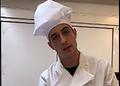 Damiano dei Maneskin prepara il pesto con uno stimolatore anale. VIDEO