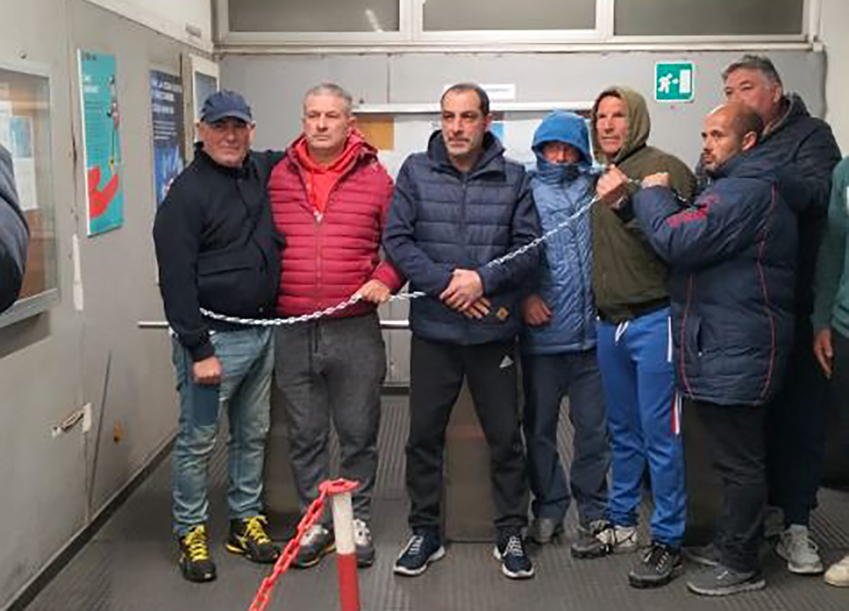 Portovesme, posti di lavoro a rischio: operai incatenati e accampati sui tetti Portovesme, posti di lavoro a rischio: operai incatenati e accampati sui tetti
